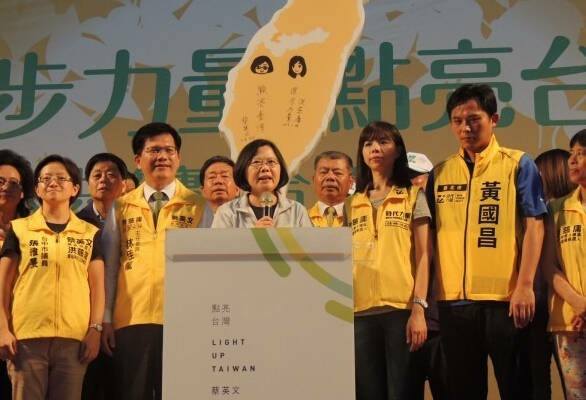 對於黃國昌否認「禮讓」說，綠黨的桃園市議員王浩宇「翻舊帳」PO出3張老照片。 圖：翻攝王浩宇臉書