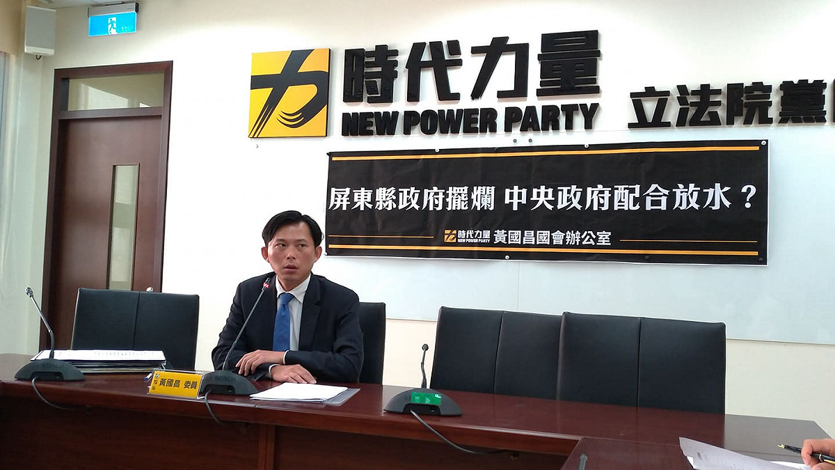 黃國昌今天(27日)召開「屏東縣政府擺爛 中央政府配合放水？」記者會。 圖：陳佩君／攝