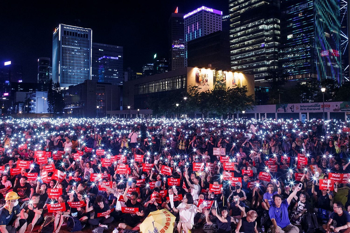 在20國集團（G20）峰會舉行前夕，香港泛民主派團體民間人權陣線於昨(26)晚在中環愛丁堡廣場發起集會，吸引眾多民眾前去共襄盛舉。 圖：取自路透社/達志影像