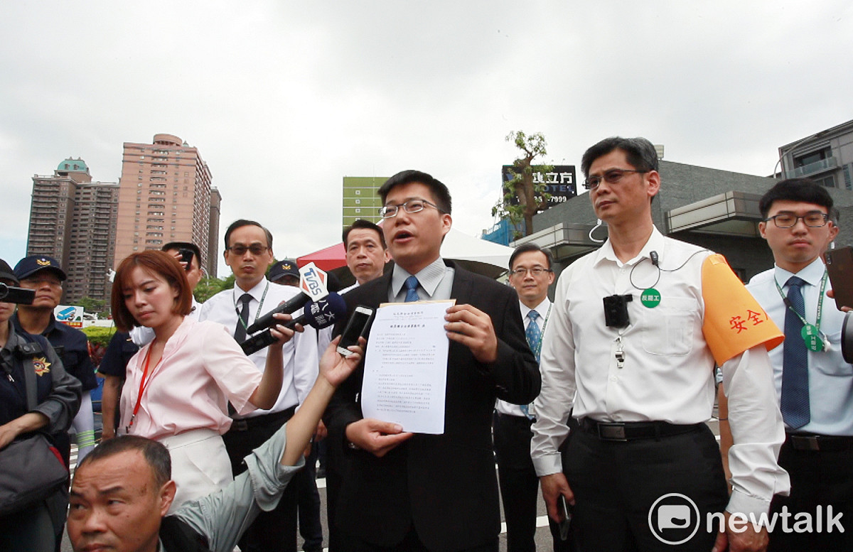律師蔡頤奕表示 ，他是受 32名先前參與桃市空職工罷工的長榮空服員委託向工會取回三寶，但因工會置之不理，下午將代表委託人向警方報案提告。 圖：林昀真/攝