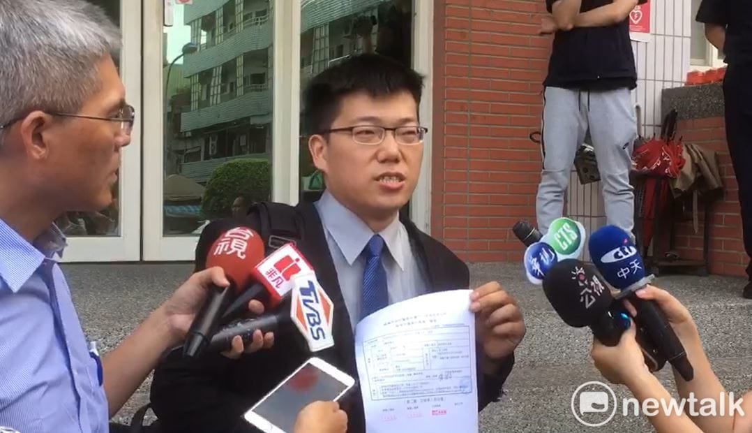 有意退出罷工的多位長榮航空空服員27日委託律師蔡頤奕向警方報警，並向空服員工會幹部提告。 圖：林昀真/攝