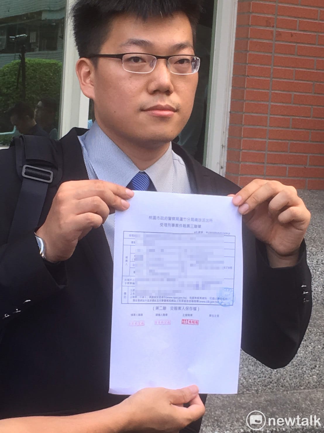 律師蔡頤奕表示是以違反「護照條例」向工會幹部提出告訴。 圖：林昀真/攝