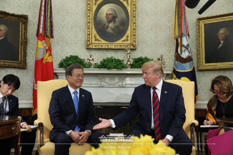 對於武漢肺炎升溫，全球疫情嚴峻，韓國總統文在寅（左二）24日晚間與美國總統川普（右二）緊急通話。 圖：翻攝自青瓦台臉書