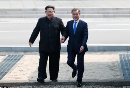 朝鮮最高領導人金正恩（左）與韓國總統文在寅2018年4月世紀會面，才隔1年，韓朝情誼以乎生變。 圖：翻攝自青瓦台臉書
