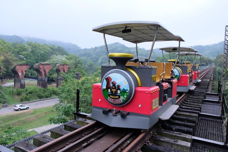 鐵道自行車7月1日啟動，車上有遮風擋雨的設計，無懼天氣變化，探索苗栗山線之美。 圖：舊山線鐵道自行車官網／提供