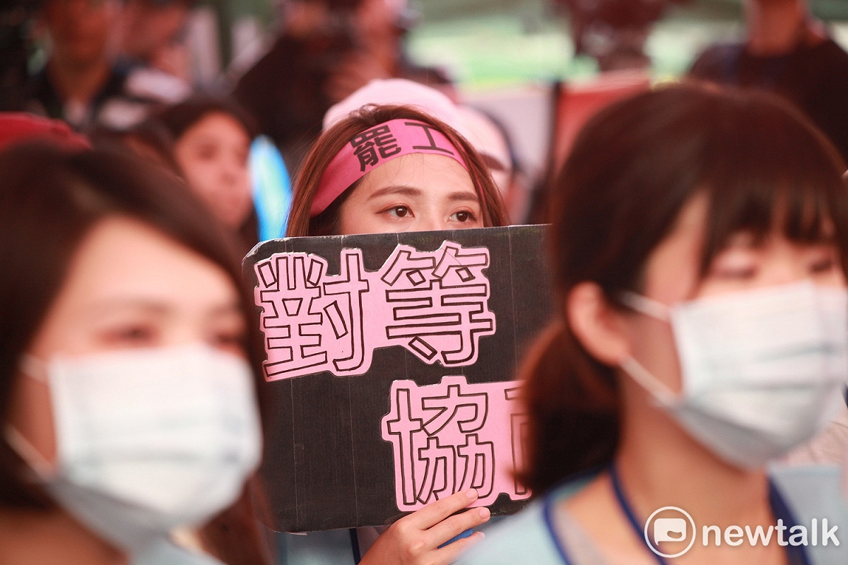 長榮空服員罷工進入第10天，南崁罷工現場仍有上百位空服員靜坐抗議。 圖：林昀真／攝