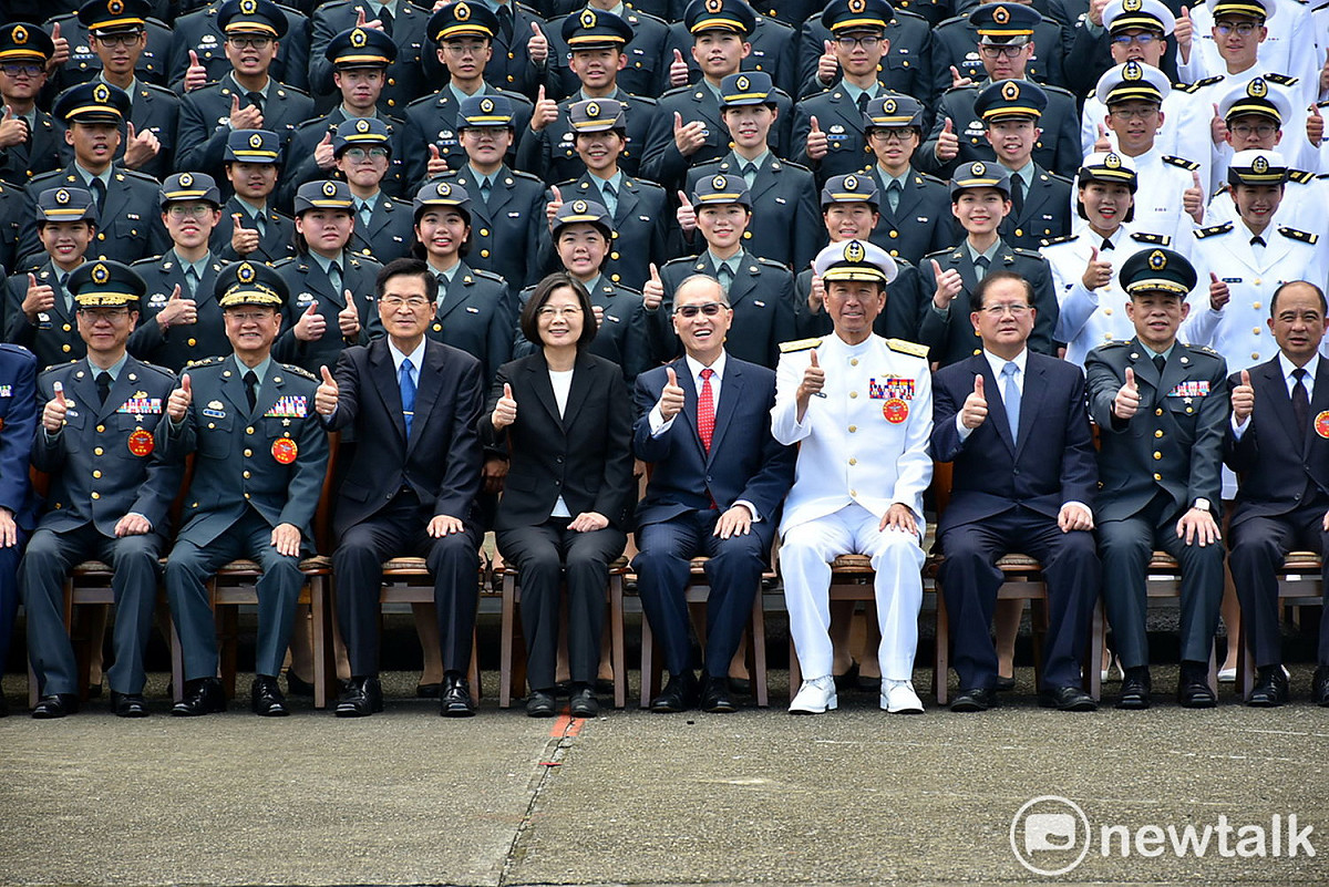蔡英文總統（前排左四）與貴賓及畢業生合影。 圖：孫家銘／攝