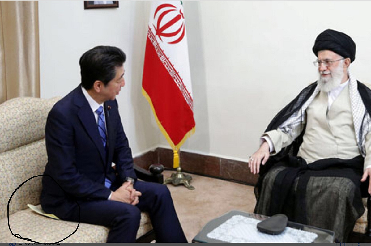 安倍被BBC記者指出把川普親函坐在屁股下。 圖：載自日本首相官邸官網/劉黎兒提供