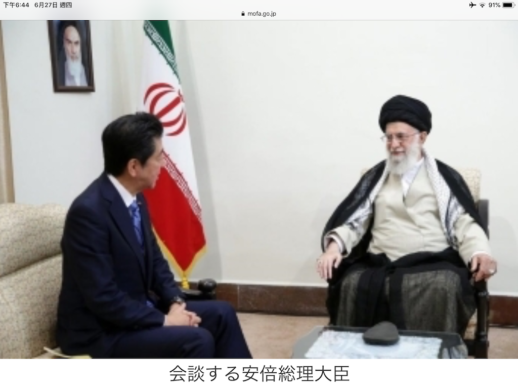 安倍被BBC記者指出把川普親函坐在屁股下。 圖：載自日本首相官邸官網/劉黎兒提供