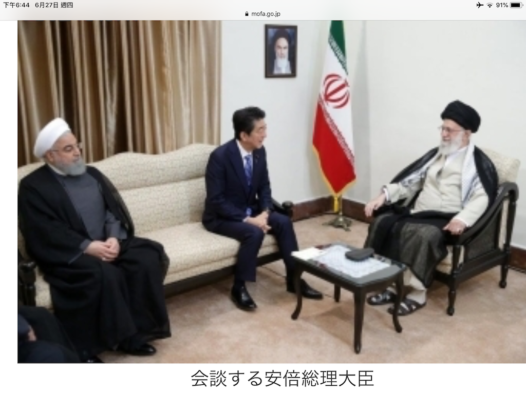 安倍被BBC記者指出把川普親函坐在屁股下。 圖：載自日本首相官邸官網/劉黎兒提供