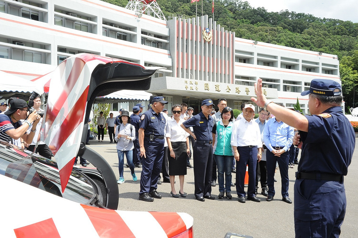 行政院長蘇貞昌今(28)日偕同立委林淑芬視察國道公路警察局員警執勤安全及緩撞設備防護措施。 圖：行政院提供