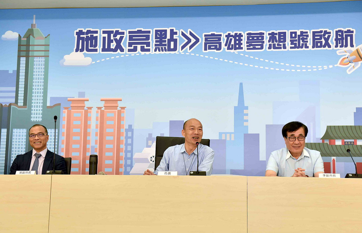韓國瑜（中）與葉匡時（左）在記者會後就烏龍小三通爭議提出說明與道歉。 圖：高雄市政府／提供