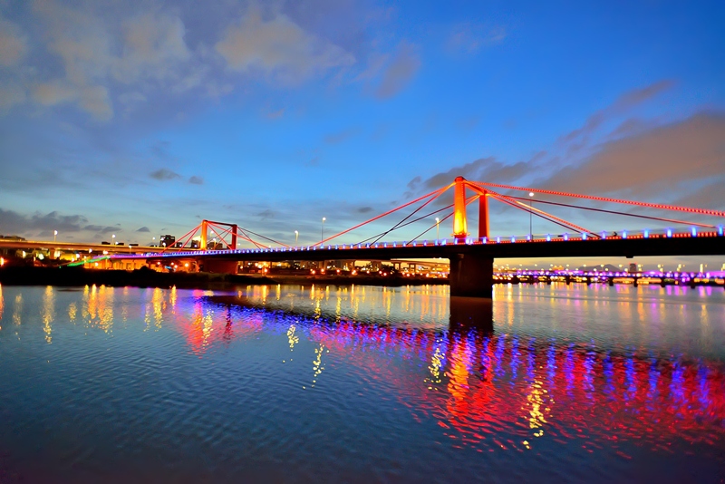 從河面上看橋樑夜景 圖：新北市政府／提供