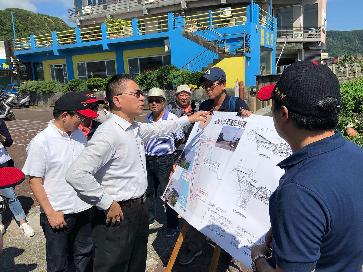 內政部長徐國勇今（28）日與立委劉櫂豪等人共同前往綠島訪視地方建設，希望解決綠島長期以來環島道路交通瓶頸，為因應未來發展需求。 圖：內政部提供