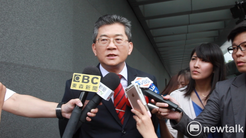勞動部次長劉士豪會後轉述長榮勞資雙方今日會談過程和諧，雙方也取得具體方向，等工會取得會員共識，最快明天可能簽定團體協約，結束罷工。 圖：林昀真／攝