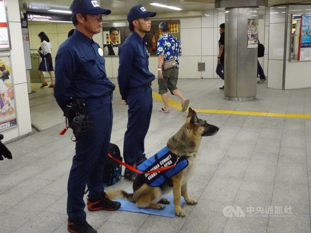 20國集團（G20）峰會28日在日本大阪登場，峰會前後，日本出動3萬2000名警力維安，有些車站可看到警員和警犬。 圖/中央社