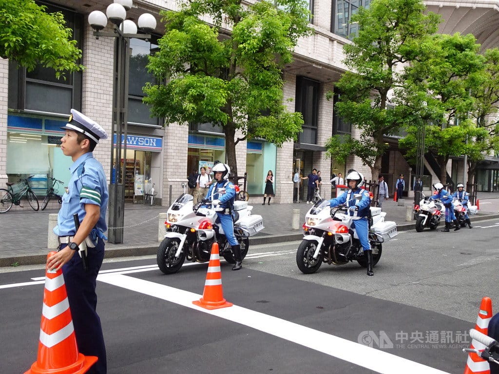 日本首度舉辦G20峰會，共有37國與組織的元首或代表出席，日本出動3萬2000名警力維安，多處可看到安檢或警員站崗。 圖/中央社