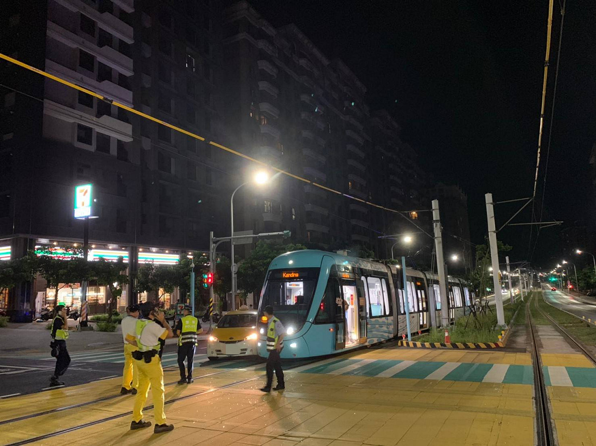 淡海輕軌107列車今天凌晨0時16分遭違規左轉的計程車擦撞列車頭。 圖/警方提供