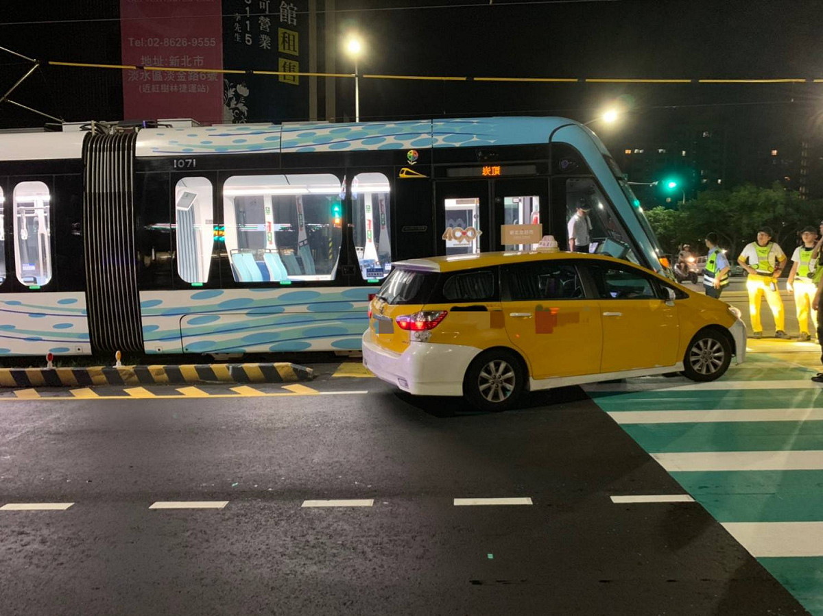 淡海輕軌107列車今天凌晨0時16分遭違規左轉的計程車擦撞列車頭。 圖/警方提供