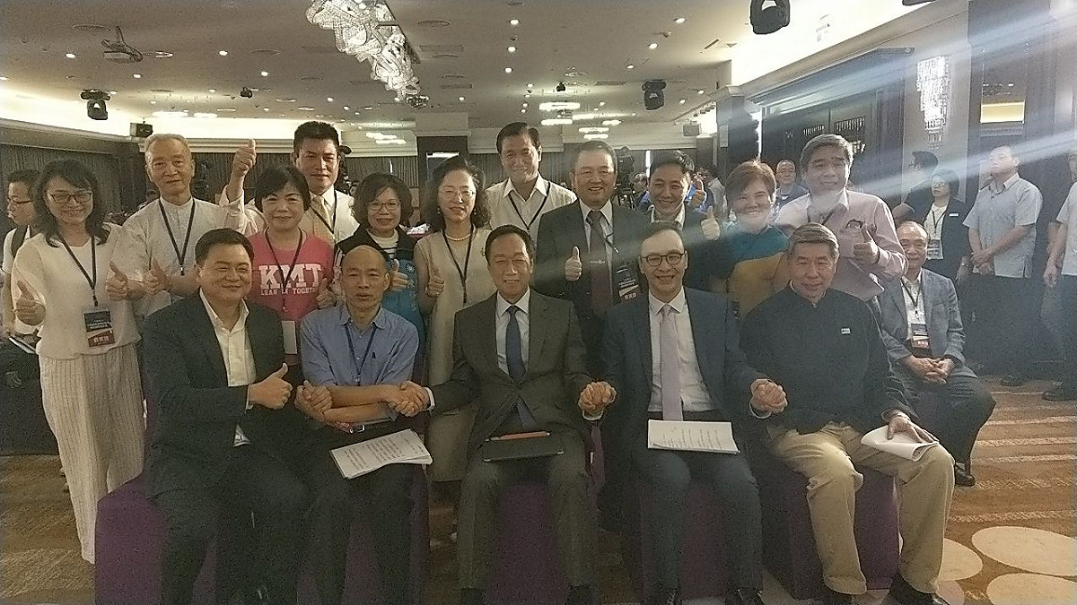 國民黨台中場國政願景政見發表會前，各參選人牽手合照以示團結。 圖：周錫瑋辦公室/提供