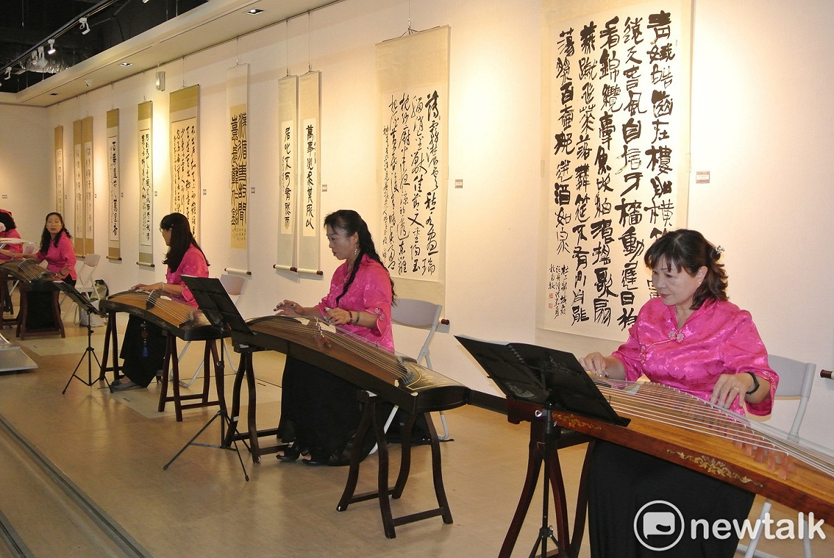 書法展在悠揚的古箏樂音中揭開序幕。 唐復年/攝