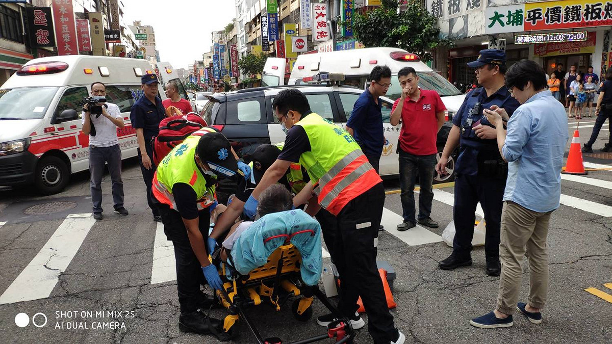 台中漢口路麵攤氣爆現場，消防隊員緊急將傷者送醫。 台中市消防局/提供