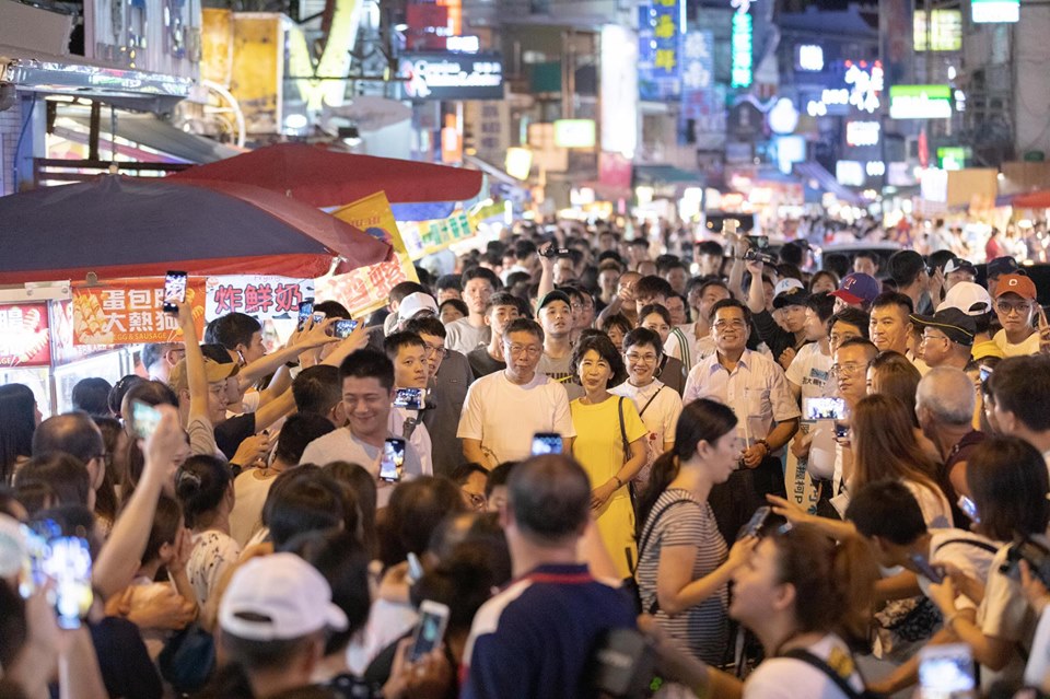 台北市長柯文哲夫婦墾丁大街逛夜市，展現高人氣。 圖：翻攝柯文哲臉書