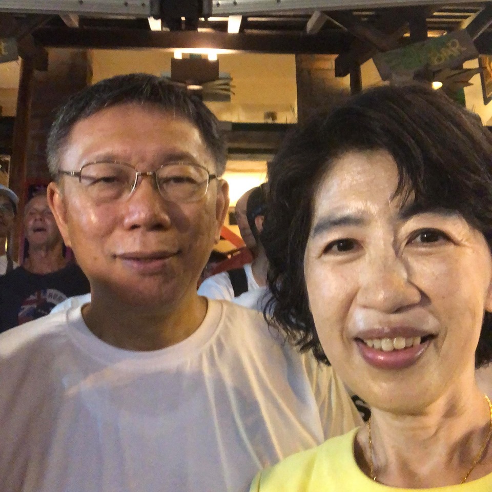 台北市長柯文哲夫婦墾丁大街逛夜市，展現高人氣。 圖：翻攝柯文哲臉書