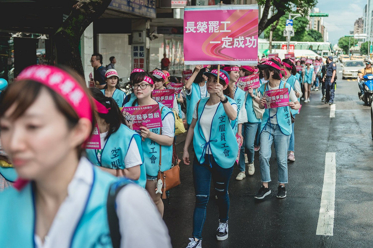長榮空服員罷工邁入第11天，在昨日的勞資談判上，因資方無法接受勞方提出不得秋後算帳等條件破局後，工會秘書長鄭雅菱今日召開記者會控訴，被記曠職的人數不只有在罷工行動前的18人，而是增至25人。 圖：翻攝自桃園市空服員職業工會臉書