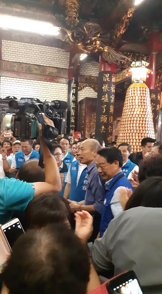 高雄市長韓國瑜前往新竹城隍廟上香。 圖：翻攝新竹-城隍廟臉書
