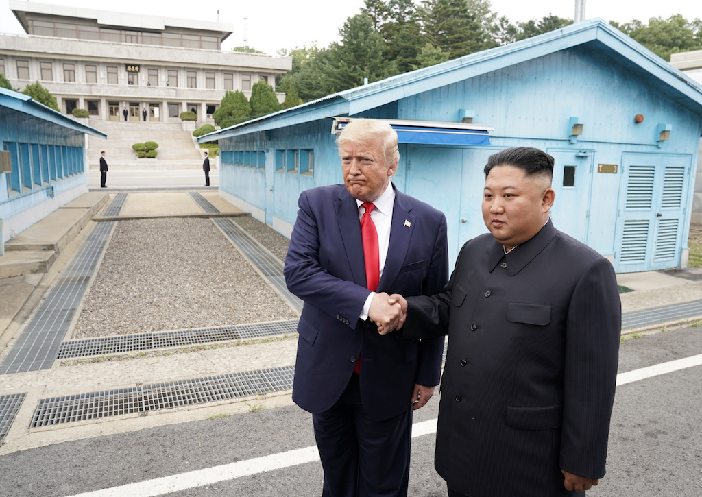 美國總統川普表示，如果北韓領導人金正恩願意，他很樂意延長亞洲之旅的時間與其進行會晤。圖為川普(左)與金正恩握手。 圖：達志影像/路透社（資料照片）