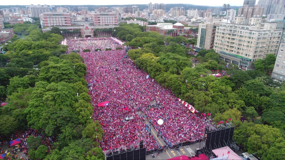下午17：11，主辦單位宣稱韓國瑜新竹造勢現場湧入18萬人。 圖：翻攝韓國瑜庶民後援會臉書