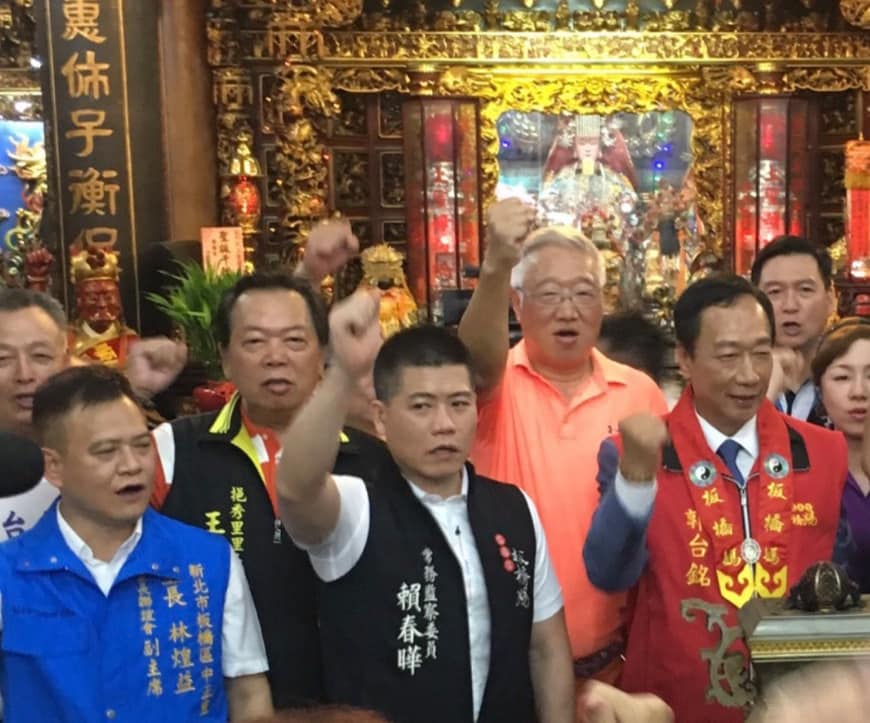 郭台銘再赴板橋慈惠宮參拜媽祖。 圖：翻攝林煌益臉書
