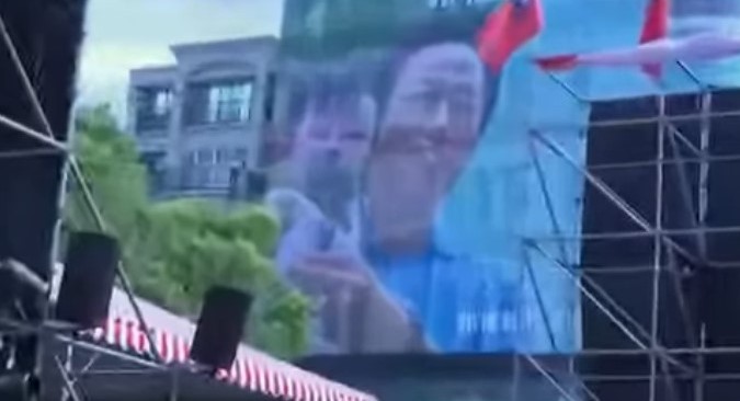高雄市長韓國瑜今日在新竹舉辦造勢大會，但前鴻海集團董事長郭台銘的選舉看板就大大掛在造勢活動的後方，引起韓粉們的反彈。 圖：翻攝自youtube
