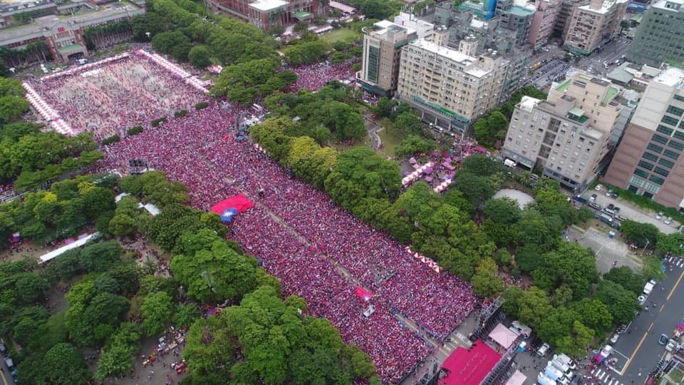 高雄市長韓國瑜週週瘋造勢，每週造勢人數總是和網友以面積估算出的人數有巨大差異。 圖：翻攝自韓國瑜庶民後援會臉書粉絲頁