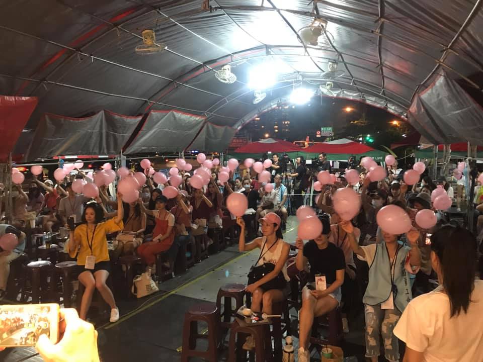 桃園市空服員職業工會發動長榮空服員罷工第11天，長榮航空公司日前在運航大樓升起「回家吧」氣球，工會今晚則發給每位會員粉紅色氣球，表達「要協商、要保障」的罷工決心。 圖：擷自桃園市空服員職業工會