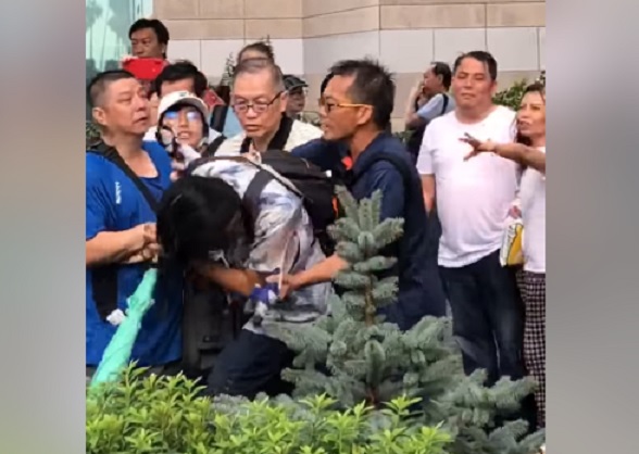 香港金鐘添馬公園今（30）日下午舉行「撐警集會」，許多中高年齡層香港民眾出面表達對反送中運動的不滿，然而，卻傳出這群長輩們攻擊其他民眾與記者的消息。 圖：翻攝自黃之鋒臉書