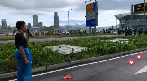 香港主權移交22週年，升旗儀式舉行前，立法會前，民眾持續與警方對峙。 圖：翻攝自區諾軒臉書