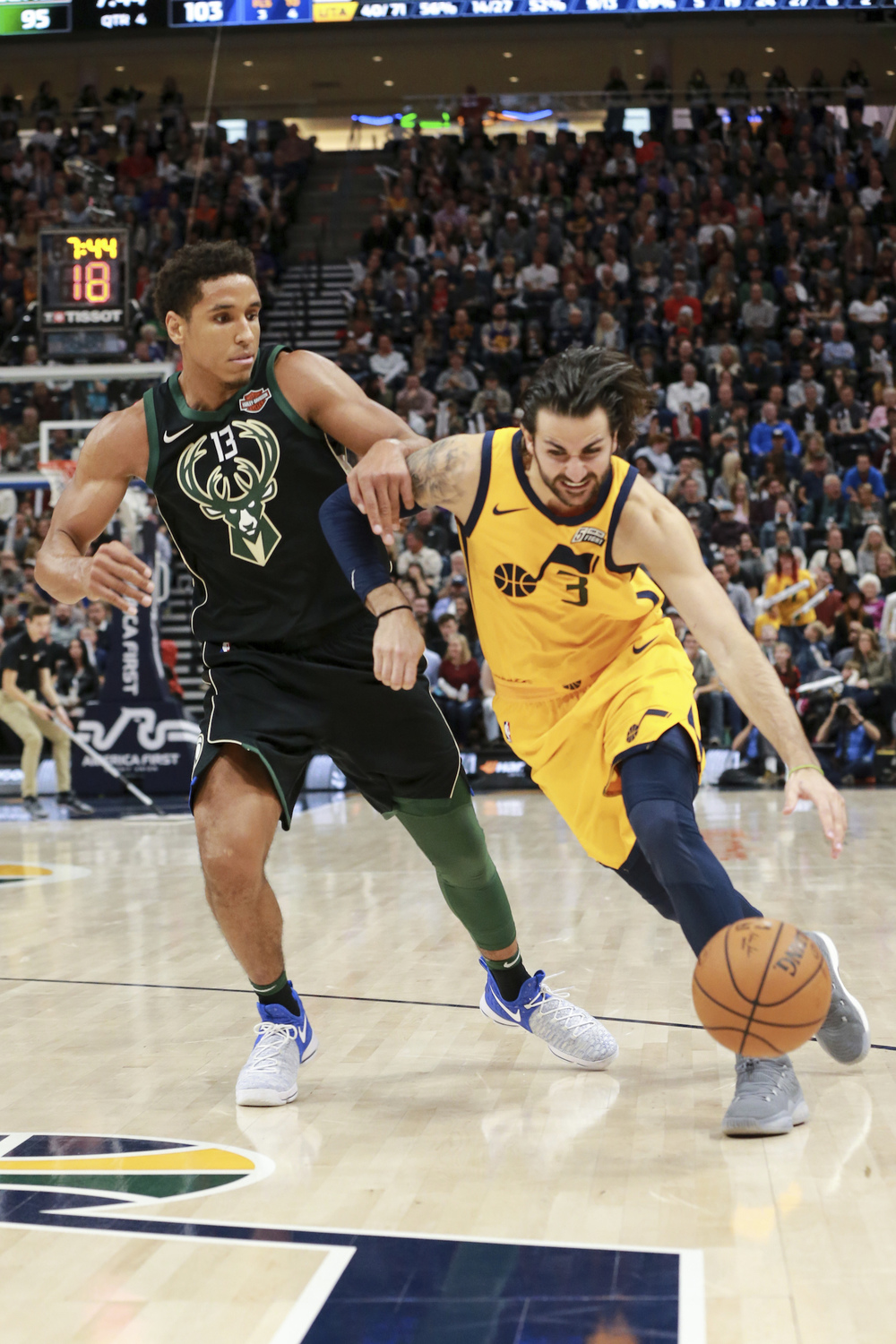 Ricky Rubio 切入突破Malcolm Brogdon。 圖／美聯社／達志影像
