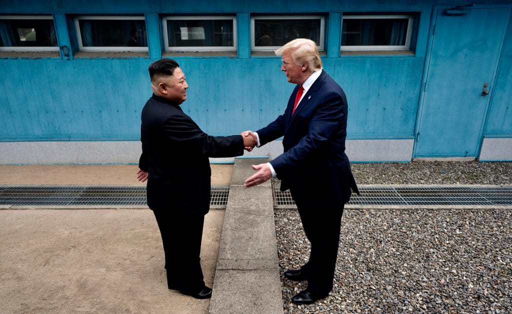 美國總統川普（右）與朝鮮領導人金正恩在38度線握手一刻，寫下新的歷史。 圖：翻攝自川普助理Dan Scavino Jr推特(資料照片)