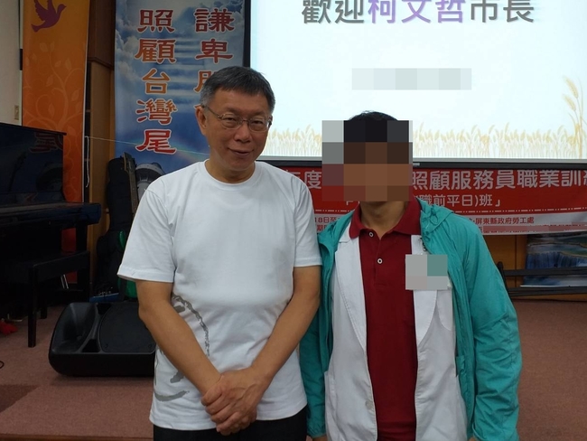 一名醫師在臉書分享和柯文哲合影，自己身穿了綠衣、白衣和紅衣，諷刺柯文哲如檳榔般，從墨綠、白色變成紅色。 圖：翻攝臉書