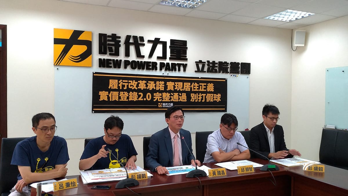 黃國昌上午召開「履行改革承諾，實現居住正義」記者會，會後接受媒體訪問。 圖：陳佩君／攝
