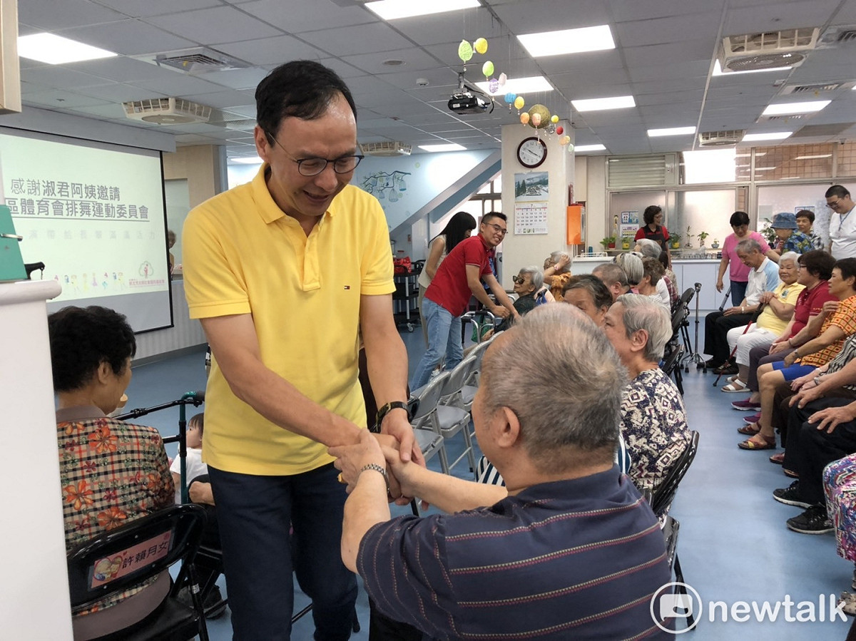朱立倫今(1)日上午前往林口公共托老中心關懷銀髮長輩 圖：林昀真/攝