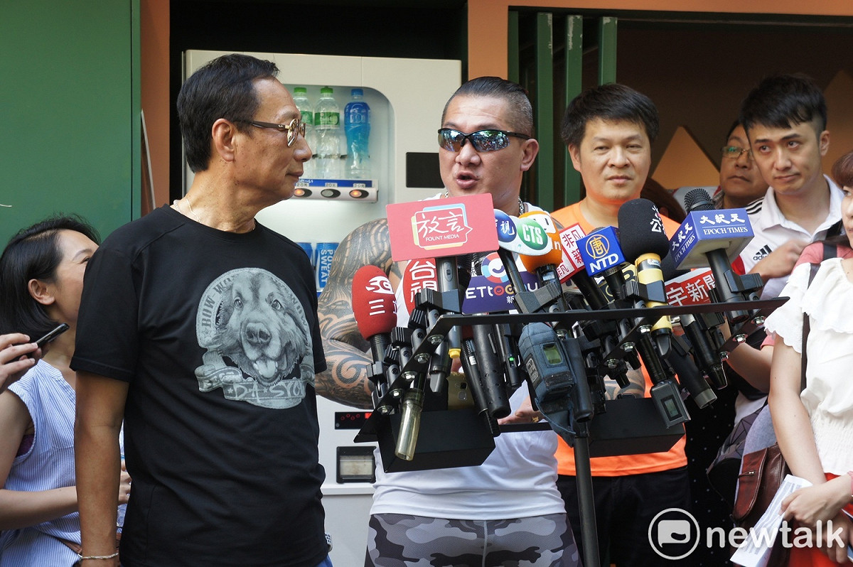 前鴻海董事長郭台銘與館長陳之漢相約爬象山。 圖：黃建豪/攝