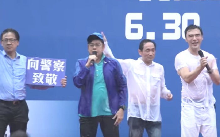 香港藝人譚詠麟(左2)、鍾鎮濤(右1)等多位知名藝人，表態支持警方在遊行中的處置。 圖：翻攝Youtue