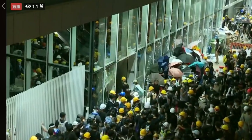 香港示威群眾包圍立法會衝突愈演愈烈。 圖：翻攝RTHK直播影片