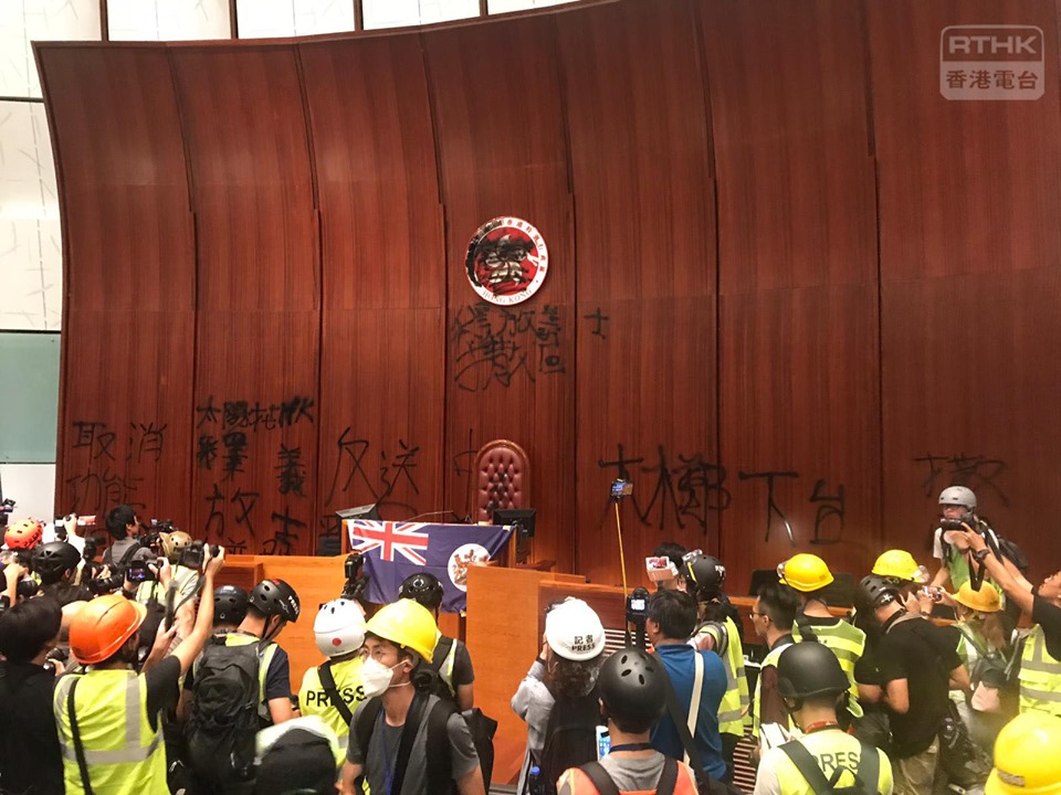 示威人士用噴漆在立法會牆上噴上「釋放義士」、「林鄭下台」的字句。 圖：翻攝RTHK VNEWS臉書