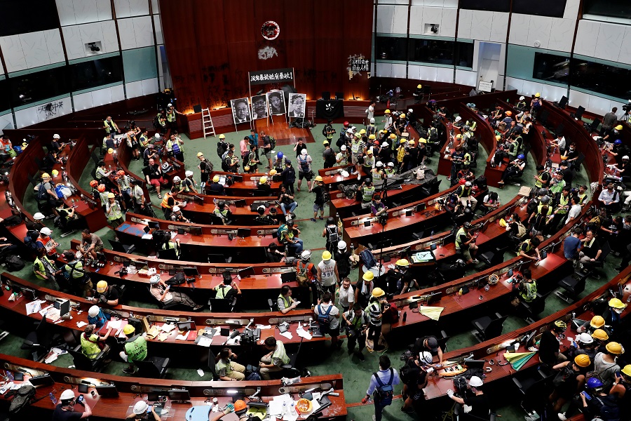 香港反送中示威者七一攻進立法會，引發國際關注。 圖：達志影像/路透社資料照片