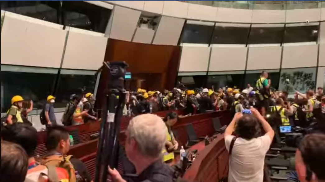 為了抗議「逃犯條例」修法，香港示威者1日攻佔立法會議場。 圖：翻攝范國威 Gary Fan臉書