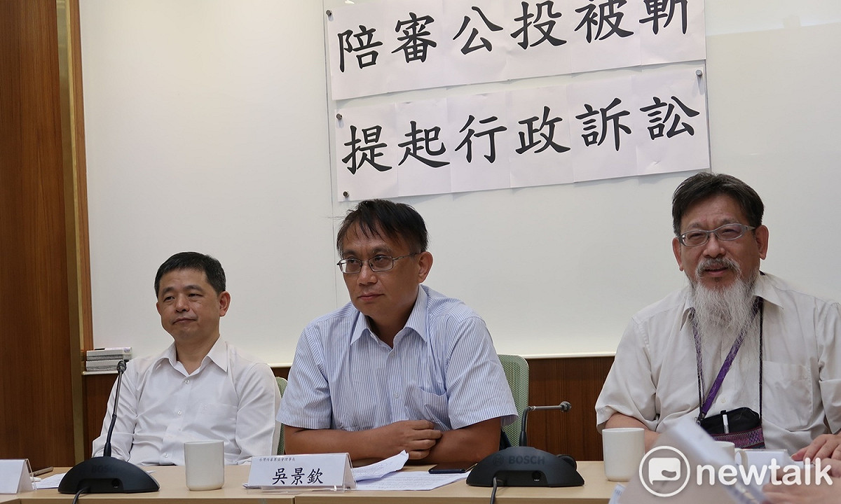 台灣陪審團協會創會理事長鄭文龍、協會理事長吳景欽、協會副理事長及陪審公投領銜人張靜等人（由左至右）。 圖：林朝億/攝(資料照片)
